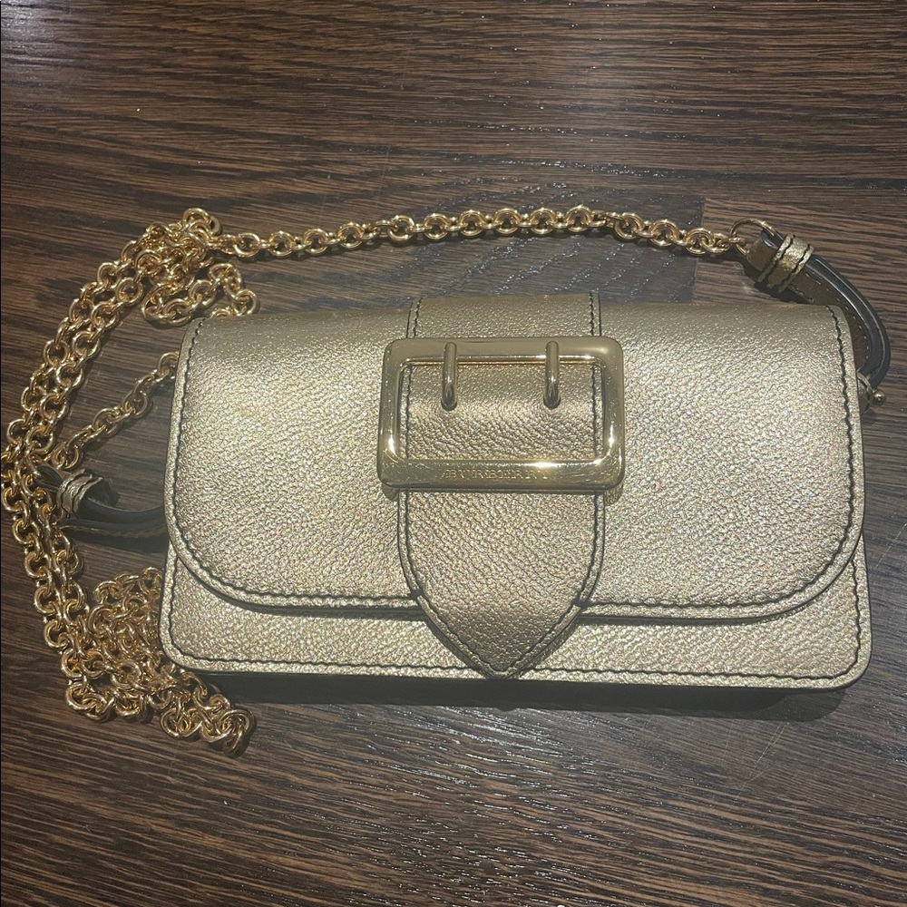 Burberry wallet on chain